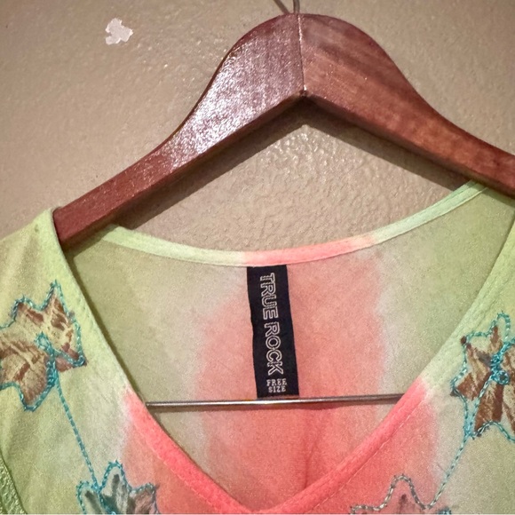 True Rock Rayon Split Dyed Floral Distressed Tunic Top Green Pink One Size - Picture 3 of 7